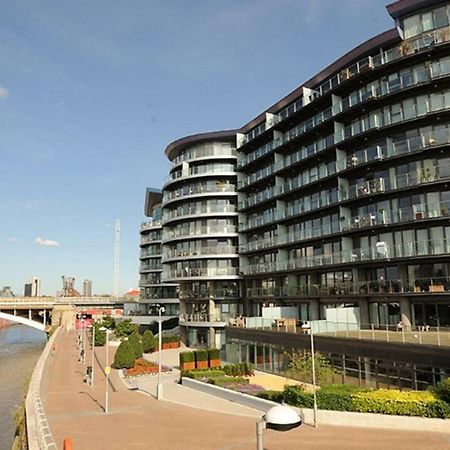 1 Bedroom In Chelsea Bridge Wharf London Exterior foto