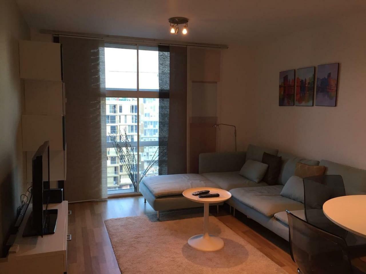 1 Bedroom In Chelsea Bridge Wharf London Exterior foto